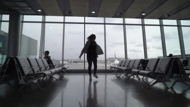 ヘルシンキ、フィンランド - 2019年5月4日:空港ターミナルの若い女性 — ストック動画