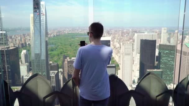 Uomo che sta sul tetto a Manhattan a New York — Video Stock