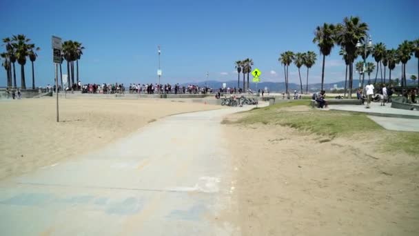 Los Angeles, USA-11 maja, 2019: ścieżka rowerowa na plaży w Wenecji — Wideo stockowe