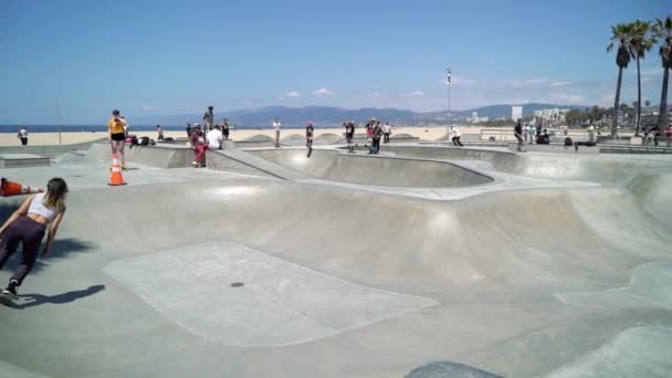 LOS ÁNGELES, EE.UU. - 11 de mayo de 2019: Parque de patinaje en la playa — Vídeos de Stock
