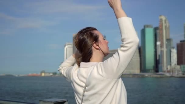 Mladá žena poblíž Brooklynského mostu — Stock video