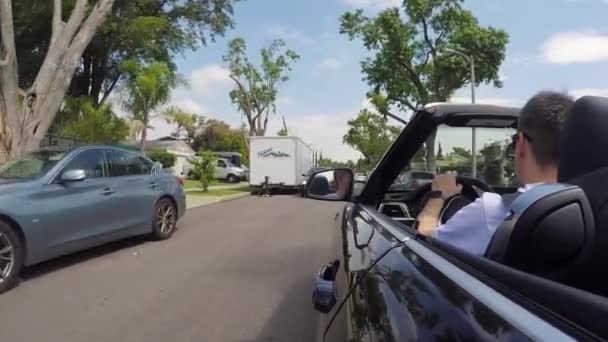 LOS ANGELES, EUA - 13 de maio de 2019: Homem dirigindo carro conversível — Vídeo de Stock