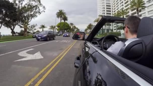 LOS ANGELES, USA - 9 MAGGIO 2019: L'uomo guida un'auto decappottabile — Video Stock