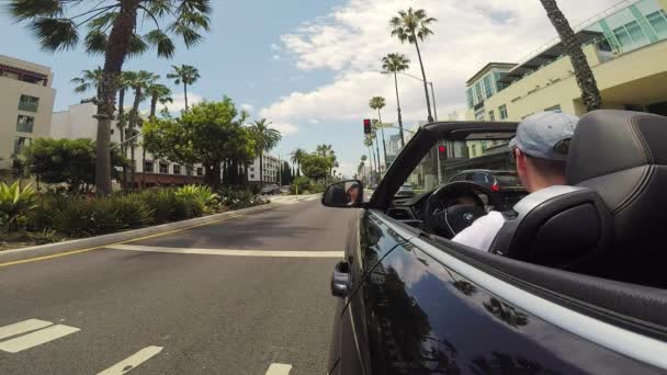 LOS ÁNGELES, Estados Unidos - 13 de mayo de 2019: El hombre conduce un coche descapotable — Vídeo de stock