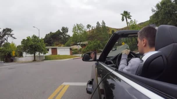 LOS ÁNGELES, Estados Unidos - 9 de mayo de 2019: Hombre conduciendo un coche descapotable — Vídeo de stock