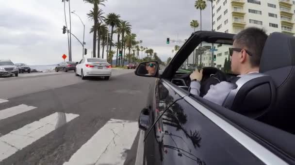Λος Άντζελες, ΗΠΑ-9 Μαΐου 2019: άνθρωπος που οδηγάει Κάμπριο αυτοκίνητο — Αρχείο Βίντεο