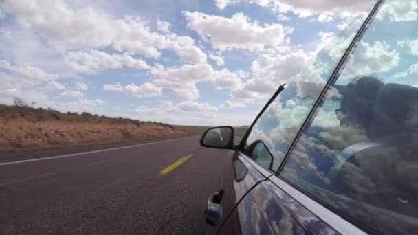 ARIZONA, Estados Unidos - 13 de mayo de 2019: Hombre conduciendo un coche descapotable — Vídeo de stock