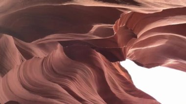 Dikey video. Kumlu kayalık kanyon