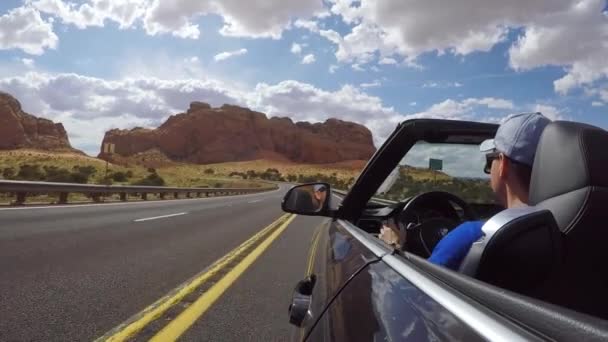 ARIZONA, USA - 13 MAGGIO 2019: Uomo alla guida di un'auto cabriolet — Video Stock