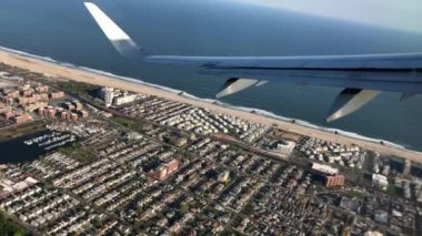 New York üzerinde uçan uçak