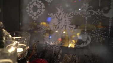 Noel için dekore edilmiş mumlar