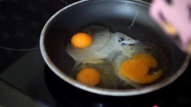 Kızarmış yumurta ile pişirme kahvaltı