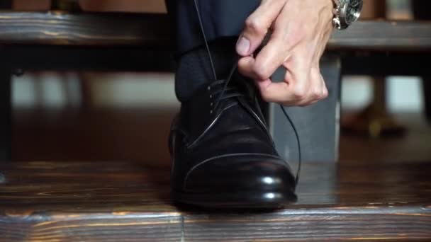 Omul a pus pantofi — Videoclip de stoc