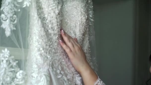 Noiva tocando seu vestido — Vídeo de Stock