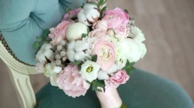 bir sandalyede gelin buketi