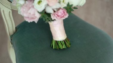 bir sandalyede gelin buketi