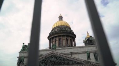 İlkbaharda Isaacs Katedrali