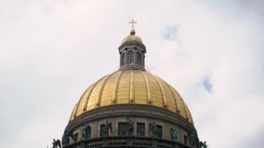 İlkbaharda Isaacs Katedrali