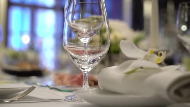 Vidrio y plato en la mesa — Vídeos de Stock