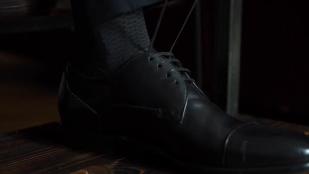 El hombre se puso zapatos — Vídeo de stock