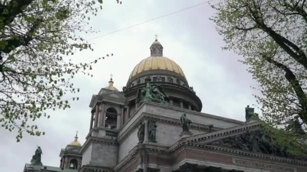 Isaacs Cathedral på våren — Stockvideo