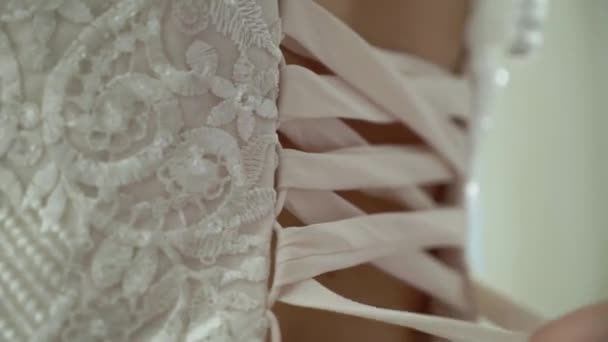 Svažte krajky ve svatebních šatech — Stock video