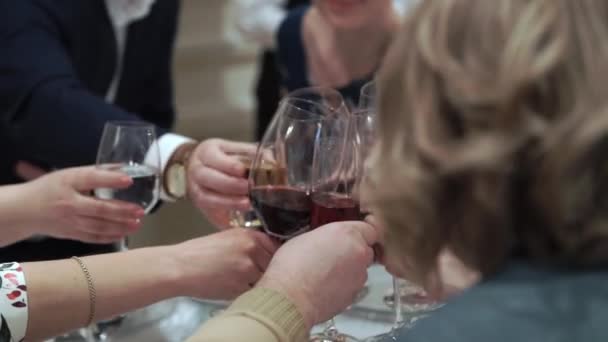 Gente tintineando copas de champán — Vídeo de stock