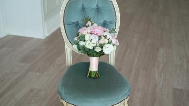 Bridal bouquet on a chair — Stock Video