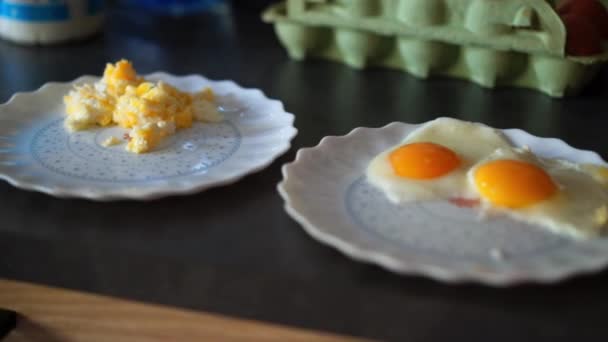 Desayuno de cocina con huevos fritos — Vídeos de Stock