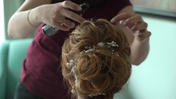 Hairdresser and woman — Stock Video