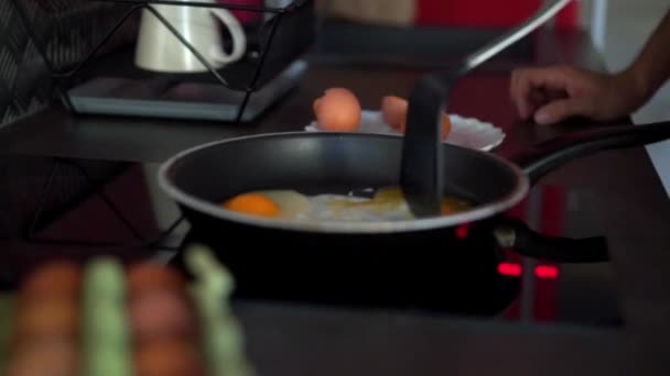 Pečení snídaně s opečeným vejcem — Stock video
