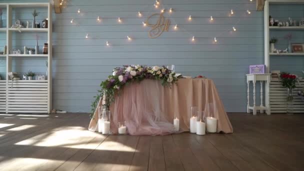 Mesa de boda decorada con flores — Vídeos de Stock