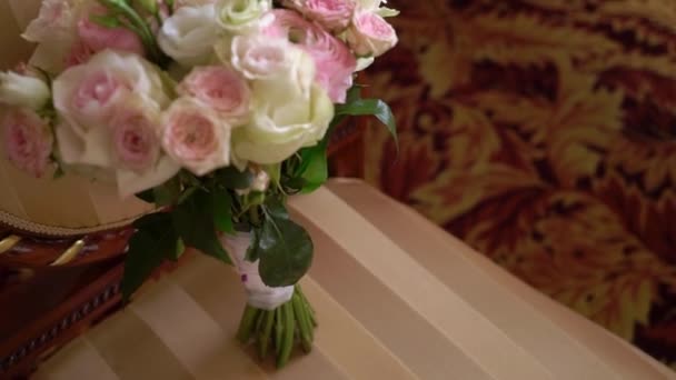 Ramo nupcial de rosas blancas y rosadas — Vídeos de Stock