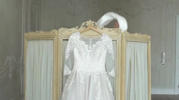 ウェディングドレスに置くために服を脱ぐ花嫁 — ストック動画