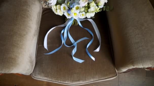 在椅子上的新娘捧花 — 图库视频影像