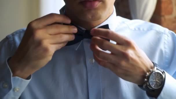 Homem vestido de gravata — Vídeo de Stock