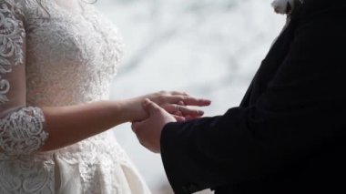 Gelin ve damat nikah yüzükleri değişimi