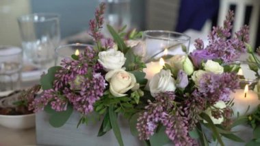 Çiçeklerle süslenmiş düğün masası.