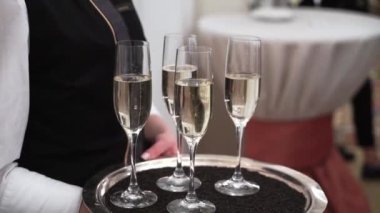 Garson bardak şampanya ile