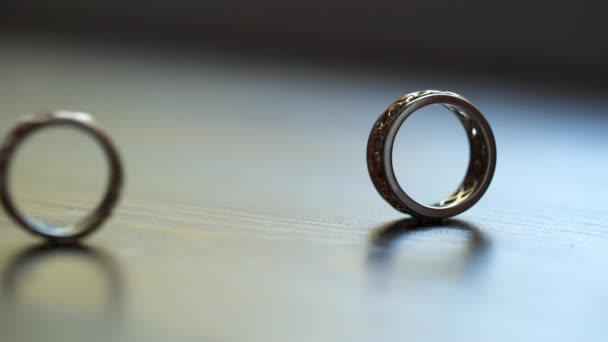 Pár snubních prstenů — Stock video