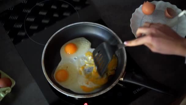 目玉焼きで朝食を調理する — ストック動画