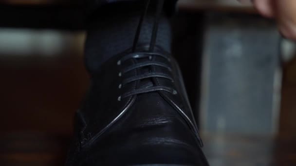 Homme mis sur des chaussures — Video