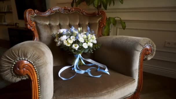 Bridal bouquet on a chair — Stock Video