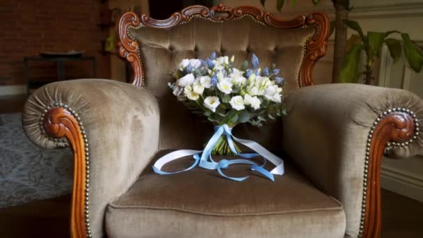 Bridal bouquet on a chair — Stock Video