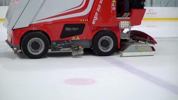 SAINT-PETERSBURG, RUSIA - 21 APRILIE 2019: Mașină de gheață pe patinoar sport — Videoclip de stoc