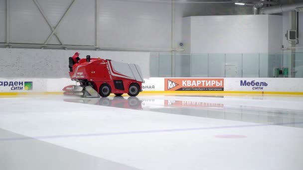 SAINT-PETERSBURG, RUSSIE - 21 AVRIL 2019 : Machine à glaçons sur patinoire sportive — Video