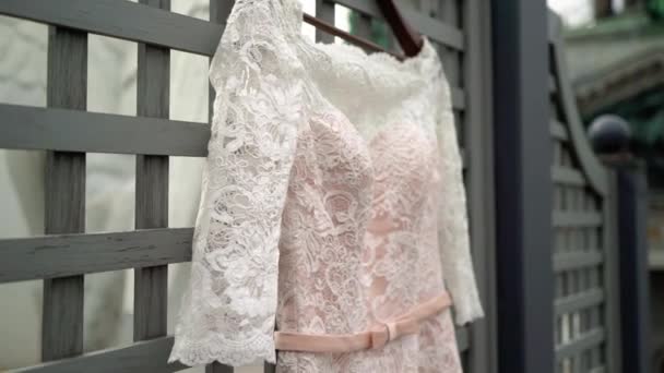 Vestido de novia en balcón — Vídeos de Stock