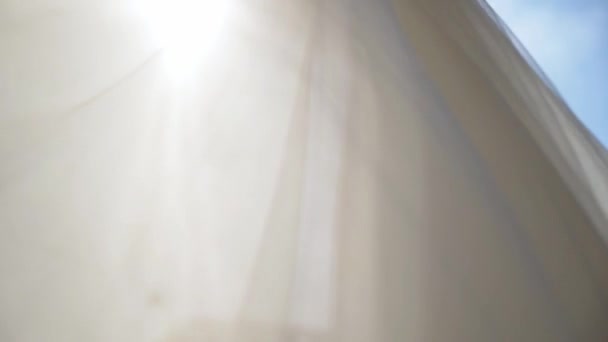 Невеста трогает свое платье — стоковое видео