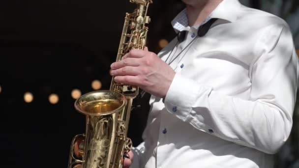 Musiker spelar saxofon — Stockvideo