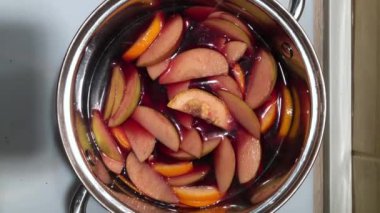 Malzemelerle mulled şarap ile pan. Glintwine elmalı